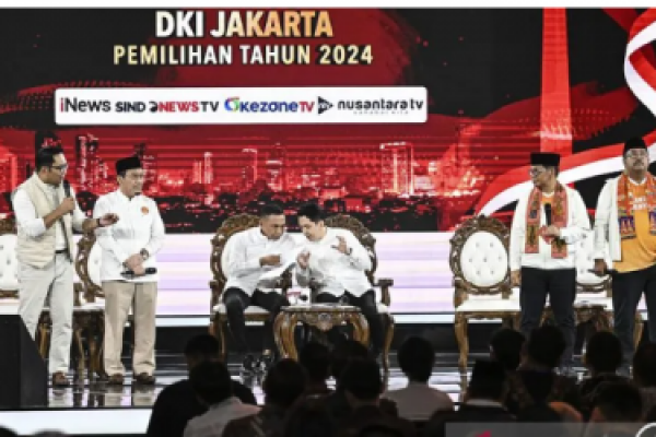 Tiga pasangan calon (paslon) Pilkada Jakarta 2024 mengikuti debat perdana, Minggu (6/10/2024). 