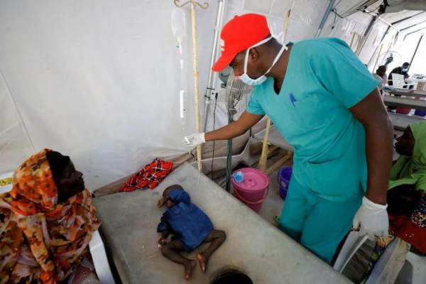 Seorang petugas kesehatan di Pusat Perawatan Kolera Medecins Sans Frontieres, memeriksa seorang pasien kolera di Maiduguri, Negara Bagian Borno, Nigeria, 18 Oktober 2022. REUTERS 