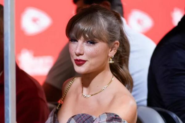 Dukung Travis Kelce Bertanding, Taylor Swift Tampil Seksi dengan Mini Dress Kotak-kotak dan Glitter Wajah. (FOTO: GETTY IMAGE) 