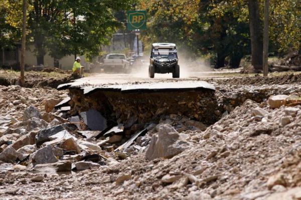 Sebuah kendaraan segala medan mendekati ruas jalan yang hancur setelah Badai Helene, di Barnardsville, Carolina Utara, AS, 2 Oktober 2024. REUTERS 