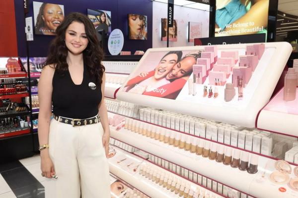 Selena Gomez merayakan tahun kedua Kampanye Make A Rare Impact dari Rare Beauty dan SEPHORA untuk menghormati Hari Kesehatan Mental Sedunia di Sephora pada tanggal 8 Oktober 2024 di New York City. (FOTO: GETTY IMAGE) 