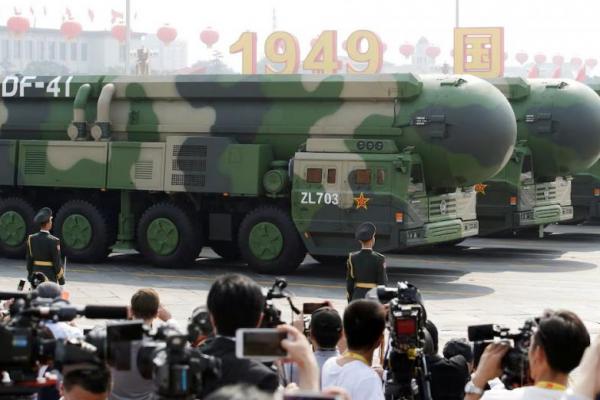 Kendaraan militer yang membawa rudal balistik antarbenua DF-41 melintasi Lapangan Tiananmen pada Hari Nasional di Beijing, Tiongkok, 1 Oktober 2019. REUTERS 