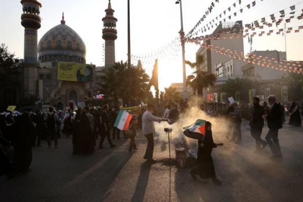 Warga Iran menghadiri pertemuan anti-Israel di Teheran, Iran, 8 Oktober 2024. WANA via REUTERS 