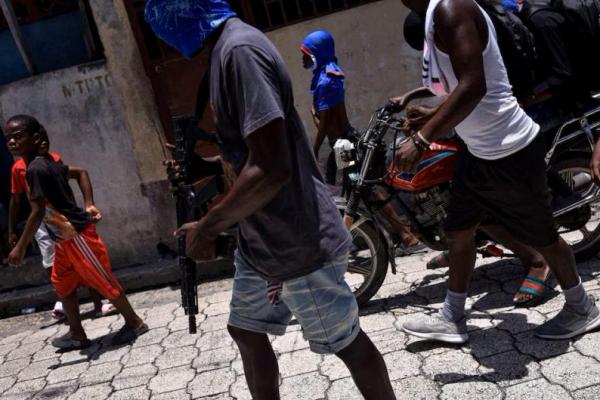 Anak-anak menemani anggota geng bersenjata dalam pawai yang diselenggarakan oleh mantan polisi Jimmy Cherizier, di Port-au-Prince, Haiti, 10 Mei 2024. REUTERS 