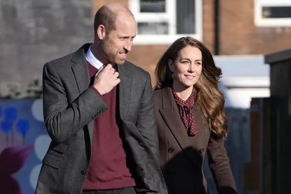 Pangeran William dan Kate Middleton berjalan saat berkunjung ke Southport Community Centre di Southport, Inggris barat laut pada 10 Oktober 2024, tempat mereka bertemu dengan petugas penyelamat dan keluarga korban serangan pisau di Southport awal tahun ini. (FOTO: GETTY IMAGE) 