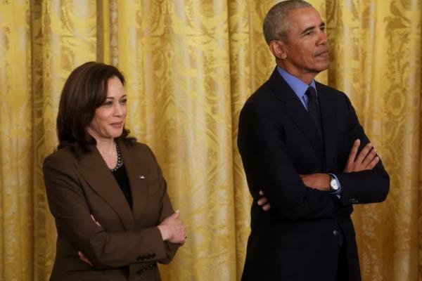 Wakil Presiden AS Kamala Harris berdiri bersama mantan Presiden Barack Obama di Ruang Timur di Gedung Putih di Washington, AS, 5 April 2022. REUTERS 