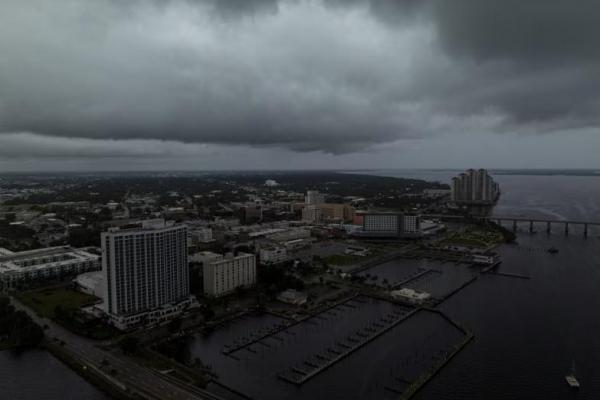 Pemandangan drone menunjukkan awan badai di atas Sungai Caloosahatchee saat Badai Milton mendekati Fort Myers, Florida, AS, 8 Oktober 2024. REUTERS 