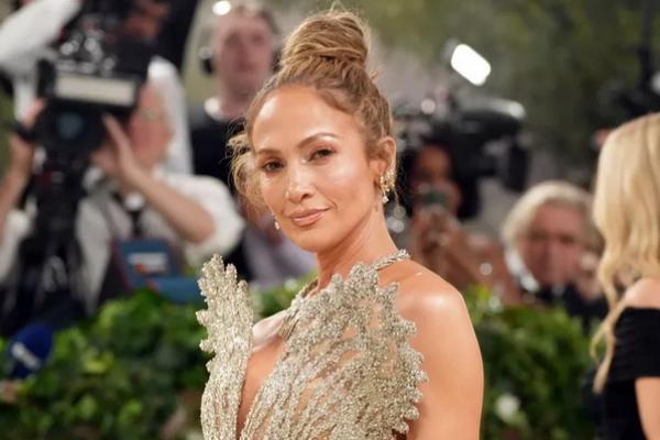 Jennifer Lopez menghadiri Met Gala 2024 yang merayakan `Sleeping Beauties: Reawakening Fashion` di The Metropolitan Museum of Art pada 06 Mei 2024 di New York City. (FOTO: FILMMAGIC) 