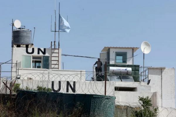 Kementerian Luar Negeri Lebanon mengatakan tentara Israel menyerang menara pengawas UNIFIL di Naqoura, 11 Oktober 2024. (FOTO: REUTERS) 