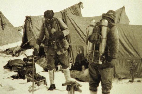 Pendaki gunung Inggris George Mallory dan Andrew Irvine pada tahun 1924 saat mereka bersiap mendaki puncak Gunung Everest. (FOTO: AP) 