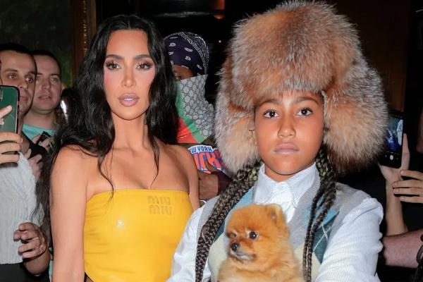 Tak Pernah Masak untuk Keluarga, Kim Kardashian Dipermalukan Putrinya North West. (FOTO: THEIMAGEDIRECT) 