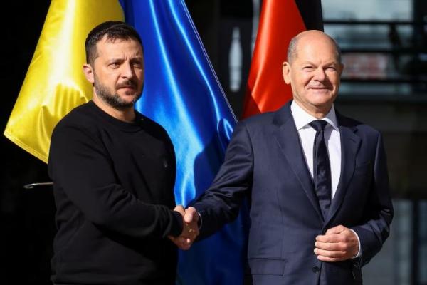 Presiden Ukraina Volodymyr Zelenskiy dan Kanselir Jerman Olaf Scholz berjabat tangan saat bertemu di Berlin, Jerman, 11 Oktober 2024. REUTERS 