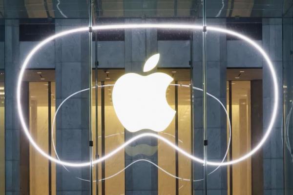 Logo terlihat di luar toko Apple Fifth Avenue saat headset Vision Pro Apple diperkenalkan, di Manhattan, New York City, AS, 2 Februari 2024. REUTERS 