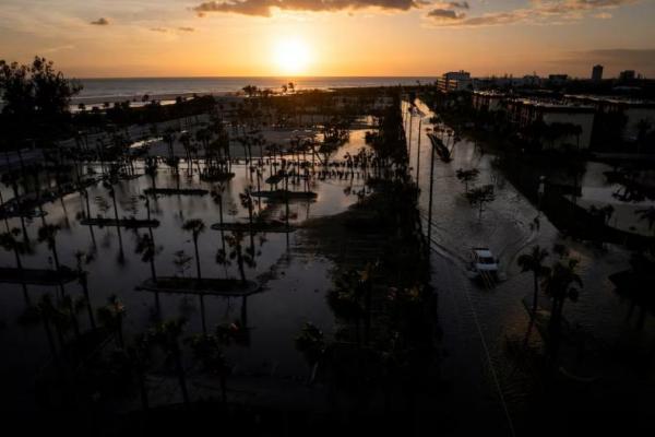 Pemandangan drone dari truk pikap yang melaju melalui jalan yang banjir setelah Badai Milton di Siesta Key, Florida, AS, 10 Oktober 2024. REUTERS 