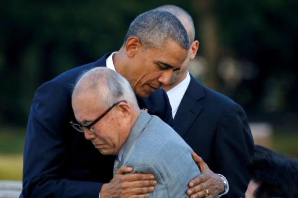 Presiden AS Barack Obama berpelukan dengan penyintas bom atom Shigeaki Mori di Hiroshima, Jepang, 27 Mei 2016. REUTERS 