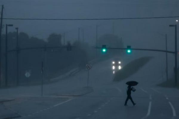 Seorang pria berjalan di jalan saat Badai Milton mendekat, di Orlando, Florida, AS, 9 Oktober 2024. REUTERS 