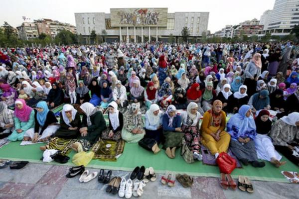 Ilustrasi, umat Islam di Albania. Foto: ap/republika 