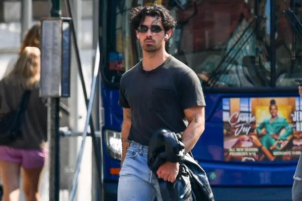 Putus dari Model Stormi Bree, Joe Jonas Tampak Mesra dengan Wanita Misterius