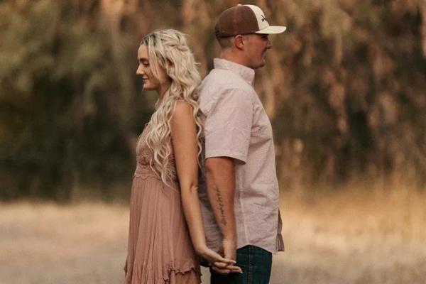 Baleigh Richards dan Lane Hersha berpose berdampingan di jalan pedesaan di Oregon. (FOTO: TRACI HUME) 