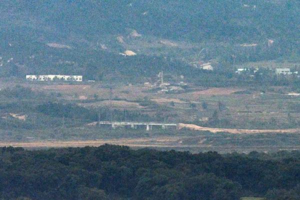 Gundukan tanah ditumpuk di jalan Jalur Gyeongui di wilayah utara Zona Demiliterisasi yang memisahkan kedua Korea. Gambar yang diambil dari Paju, Korea Selatan, 14 Oktober 2024. Yonhap via REUTERS 