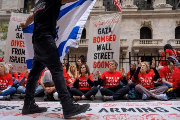 Pengunjuk rasa pro-Israel mengejek pengunjuk rasa pro-Palestina di Bursa Efek New York selama protes di New York City, AS, 14 Oktober 2024. REUTERS 