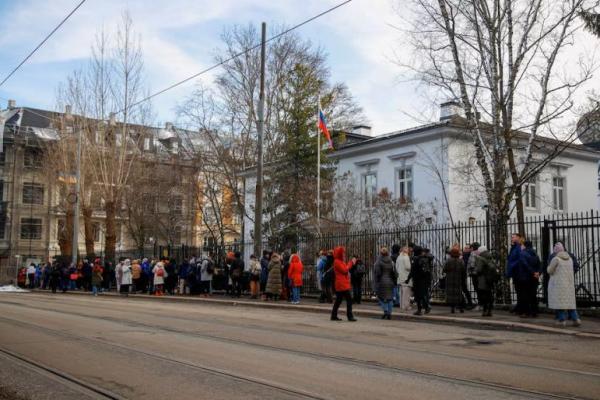 Warga Rusia mengantre untuk memberikan suara, di luar kedutaan besar Rusia di Oslo, Norwegia, 17 Maret 2024. Foto via REUTERS 