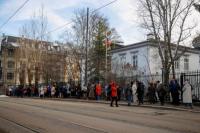 Warga Rusia mengantre untuk memberikan suara, di luar kedutaan besar Rusia di Oslo, Norwegia, 17 Maret 2024. Foto via REUTERS