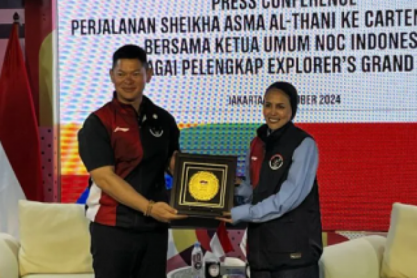 Ketua Umum Komite Olimpiade Indonesia (KOI/NOC Indonesia) Raja Sapta Oktohari  dan pendaki gunung Qatar Sheikha Asma  Al-Thani membagikan pengalaman saat menyelesaikan ekspedisi pendakian Puncak Jaya (Carstensz Pyramid) di Papua.(foto:Antara) 