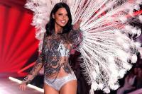 Adriana Lima saat berjalan di runway Victoria`s Secret Fashion Show 2018. (FOTO: GETTY IMAGE)