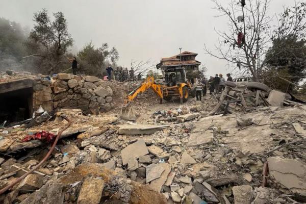 Tim penyelamat bekerja di lokasi yang rusak akibat serangan udara Israel di wilayah Aitou di Lebanon utara, 14 Oktober 2024. REUTERS 