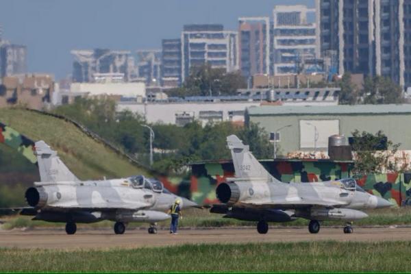 Pesawat Mirage 2000 Angkatan Udara Taiwan bersiap lepas landas di Pangkalan Udara Hsinchu di Hsinchu, Taiwan, 14 Oktober 2024. REUTERS 