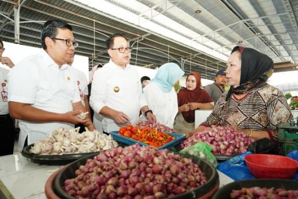 Kepala Badan Pangan Nasional/National Food Agency (NFA)  Arief Prasetyo Adi saat memantau harga komoditas pangan di pasar tradisional. (foto:NFA) 