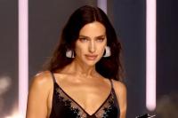 Victoria`s Secret Fashion Show 2024, Irina Shayk Memukau Sejak Tampil saat Hamil 8 Tahun Lalu