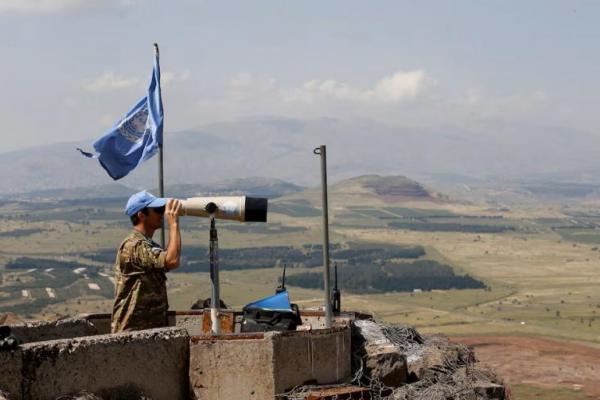 Pengamat militer Organisasi Pengawas Gencatan Senjata PBB menggunakan teropong di dekat perbatasan dengan Suriah di Dataran Tinggi Golan yang diduduki Israel, 11 Mei 2018. REUTERS 