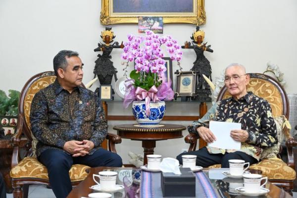 Ketua MPR RI Ahmad Muzani bersilaturahmi ke kediaman Wakil Presiden ke-6 Jenderal TNI (Purn) H Try Sutrisno di kediamannya, di Jalan Purwakarta, Menteng, Jakarta (Foto: Humas MPR) 