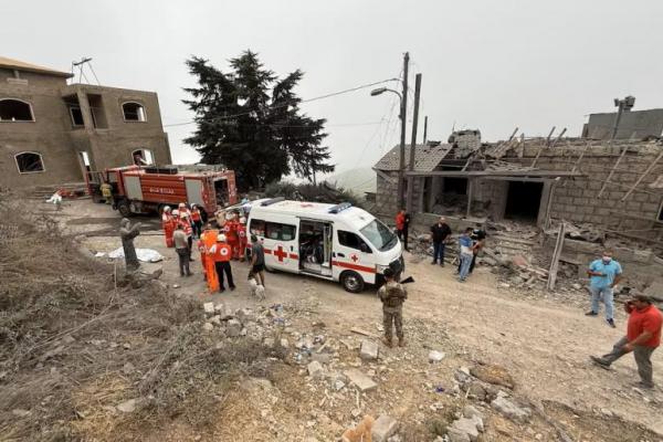 Kendaraan Palang Merah dan Pertahanan Sipil Lebanon diparkir di lokasi yang rusak akibat serangan udara Israel di wilayah Aitou, Lebanon utara, 14 Oktober 2024. REUTERS 