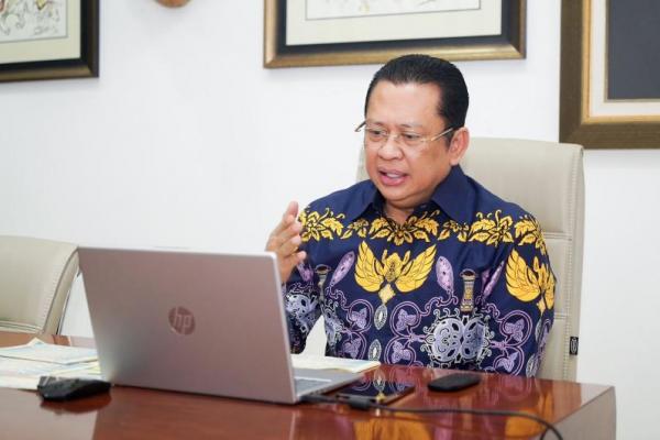 Anggota DPR RI sekaligus dosen tetap Pascasarjana Universitas Pertahanan (UNHAN) Bambang Soesatyo (Bamsoet) memberikan kuliah Kepemimpinan Strategis Dalam Budaya Organisasi, Pascasarjana Program Studi Damai dan Resolusi Konflik, Fakultas Keamanan Nasional, Universitas Pertahanan (Unhan), secara daring, di Jakarta 