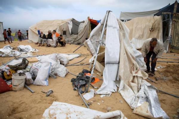 Warga Palestina memeriksa kerusakan tenda pengungsi akibat serangan Israel di Al-Mawasi, Khan Younis, Jalur Gaza selatan, 15 Oktober 2024. REUTERS 