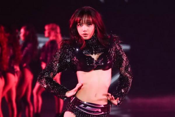 Lisa BLACKPINK Buka Victoria`s Secret Fashion Show 2024 dengan Lagu Hitsnya `Rockstar`