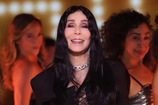 Cher tampil di panggung runway Victoria`s Secret Fashion Show 2024, Selasa (15/10/2024) di New York City. (FOTO: SHUTTERSTOCK) 