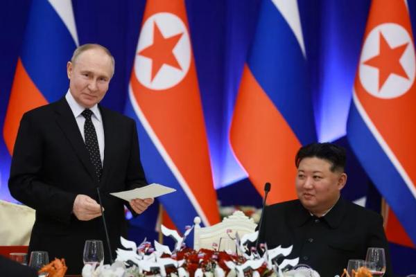 Presiden Rusia Vladimir Putin dan pemimpin Korea Utara Kim Jong Un menghadiri resepsi kenegaraan di Pyongyang, Korea Utara, 19 Juni 2024. Sputnik via REUTERS 