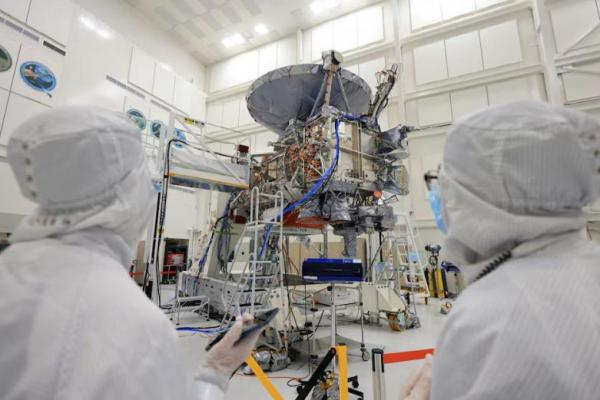 Pesawat ruang angkasa Europa Clipper sedang dibangun dan diuji di Laboratorium Propulsi Jet di Pasadena, California, AS, 11 April 2024. REUTERS 