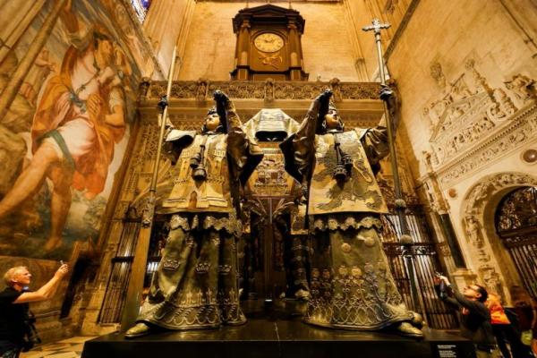 Orang mengunjungi makam Christopher Columbus di katedral Seville, Spanyol, 11 Oktober 2024. REUTERS 