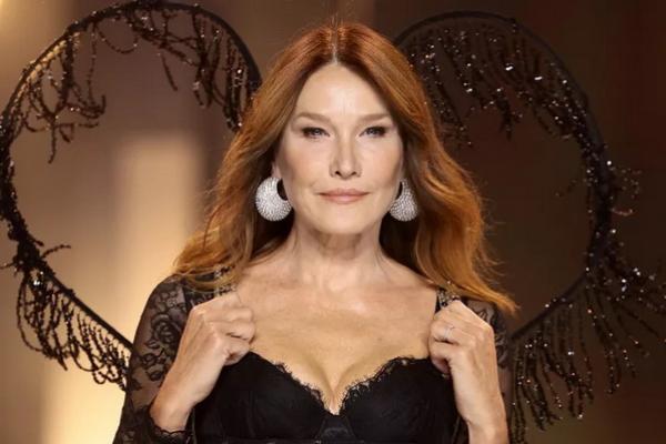 Gaya Seksi Mantan Ibu Negara Prancis Carla Bruni di Panggung Victoria`s Secret Fashion Show 2024