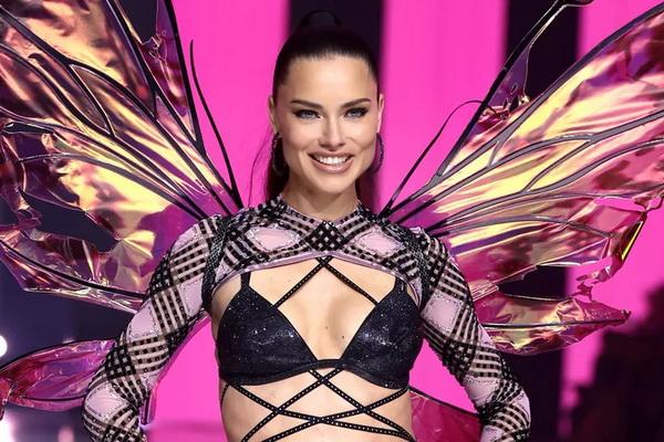 Victoria`s Secret Fashion Show 2024, Adriana Lima Tampil bak Bidadari, Lihat Sayap Indahnya