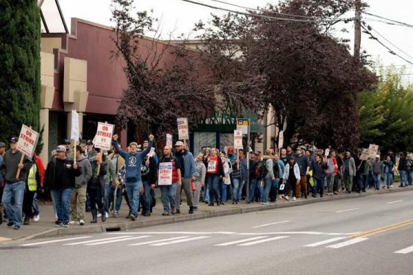 Pekerja Boeing mengadakan pawai setelah unjuk rasa di aula serikat pekerja saat pemogokan di Seattle, Washington, AS, 15 Oktober 2024. REUTERS 