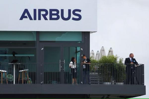 Branding untuk Airbus terlihat di Farnborough International Airshow, di Farnborough, Inggris, 22 Juli 2024. REUTERS 