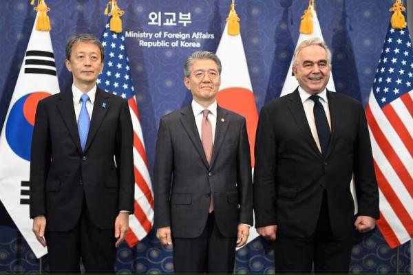 Menlu Korsel Kim Hong-kyun berpose untuk foto bersama Wakil Menlu AS Kurt M. Campbell dan Wakil Menlu Jepang Masataka Okano di Seoul, Korea Selatan pada 16 Oktober 2024. Foto via REUTERS 