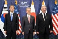 Menlu Korsel Kim Hong-kyun berpose untuk foto bersama Wakil Menlu AS Kurt M. Campbell dan Wakil Menlu Jepang Masataka Okano di Seoul, Korea Selatan pada 16 Oktober 2024. Foto via REUTERS