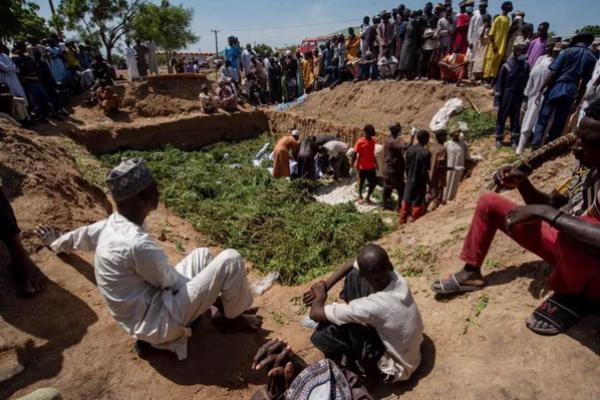 Warga mempersiapkan jenazah untuk dimakamkan, menyusul ledakan truk tangki di kota Majiya, Nigeria. (FOTO: AP PHOTO) 